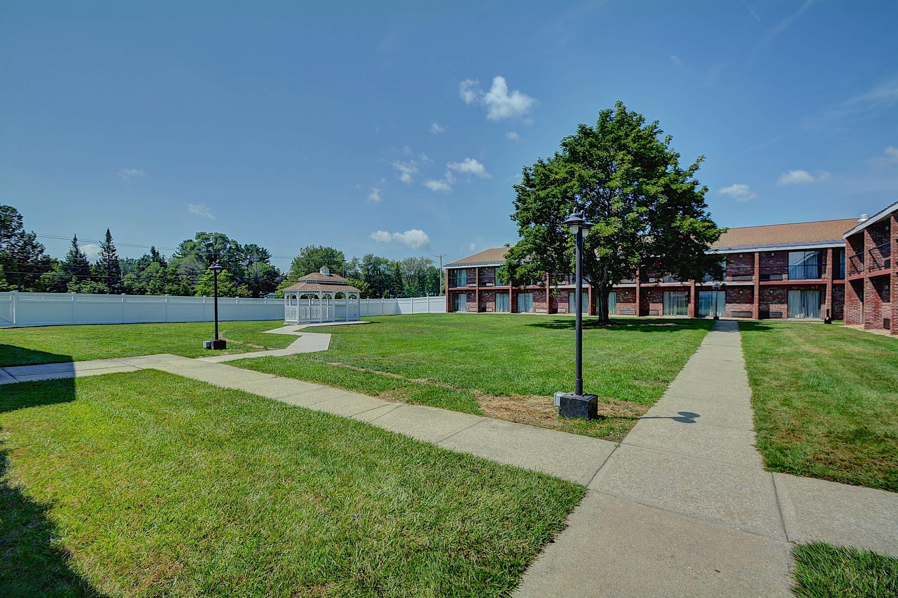 Best Western Plus Keene Hotel Exterior photo